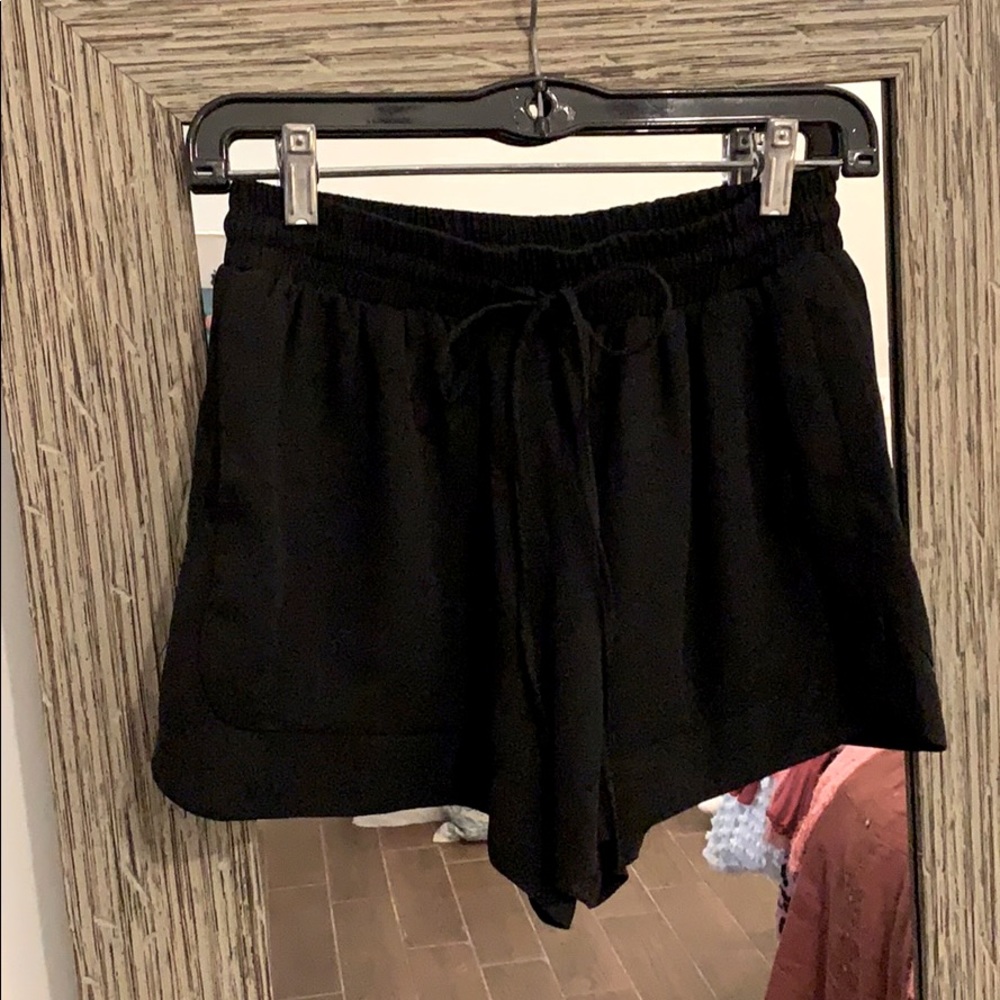 DRESSY BLACK SHORTS W DRAWSTRING